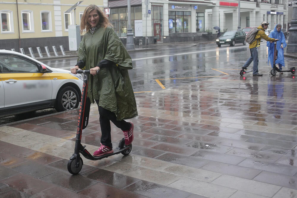 Катание в дождь на электросамокате