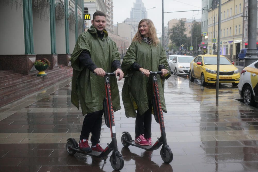 Пара на электросамокатах в дождь